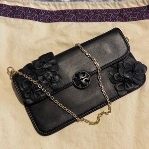 🔥Tory Burch Black Flower Envelope Clutch w/gold chain strap and magnetic snap.